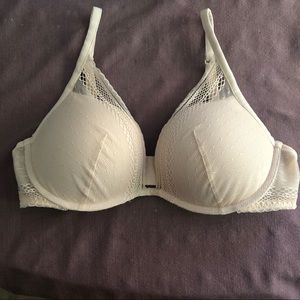 NWOT INCREDIBLE VICTORIA’S SECRET
Push-up Bra 36C
